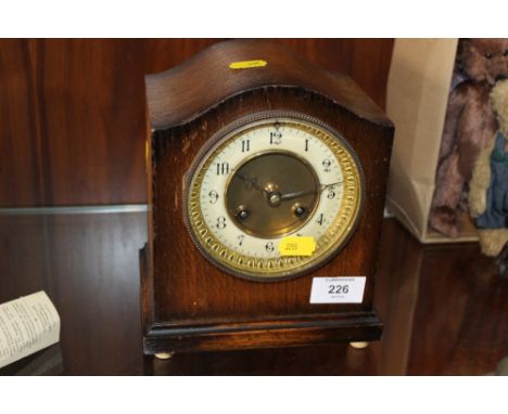 A SMALL OAK MANTEL CLOCK
