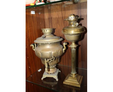 A BRASS COLUMN OIL LAMP & A SIMILAR SAMOVAR