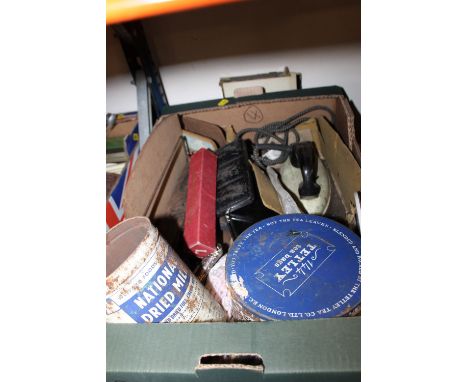 A TRAY OF VINTAGE ITEMS