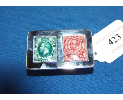 A sterling silver stamp box, applied two stamps, 5.5 cm wide Condition report Report by NG

Modern item with some surface scr