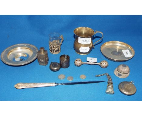 A silver christening mug, inscribed, Sheffield 1908, approx. 4.1 ozt, 7.5 cm high, a silver jockey cap caddy spoon, Sheffield