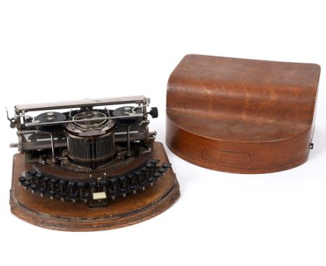 An American Hammond non-QWERTY typewriter, in an oak case, 35 cm wide  See illustration Condition report We do not guarantee 