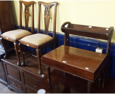 An Edwardian oak book trough, 60 cm wide, a pair of oak dining chairs, and a bidet frame (4)