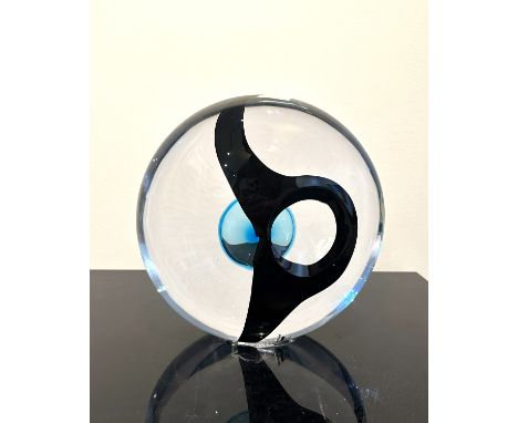 Seguso, Livio (geb. 1930 Venedig) Diskus-Objekt. Farbloses Glas mit schwarzen und hellblauen Einschmelzungen. Etikett "Murano
