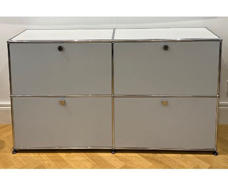 Sideboard, USM Haller. Verchromtes Stahlrohr, lichtgrau-weiß lackiertes Metall. Front mit vier Klappen (nach unten öffnend). 