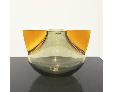 Barbini, Flavio (geb. 1948 Italien) Flügelvase "Bicolor". Rauchglaskorpus mit seitlichen, hellbraunen Flügeln. Seite mit Hers