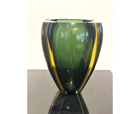 Aufiero, Tina Marie (gebb. 1959 New York) Vase "Alboino". Überfanglas, farblos, gelb und dunkelgrün. Nach einem Entwurf von 1
