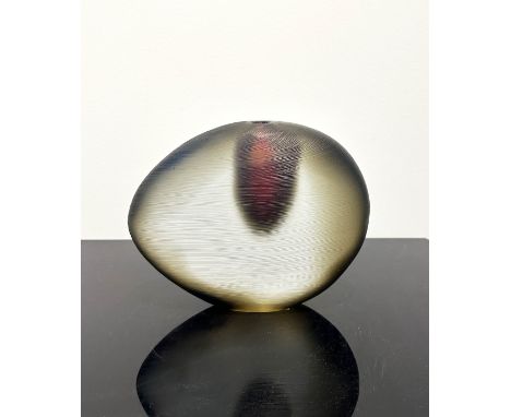 Barbini, Alfredo (1912 Murano 2007) Vase "Sasso inciso". Farbloses Glas in Diskusform mit rotem und grauem Unterfang, Oerfläc