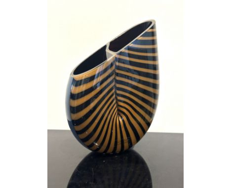 Tagliapietra, Lino (geb. 1934 Murano/Italien) Vase "Mogambo". Aufgestellte Muschelform (Nautilus) aus opak schwarz-violettem 