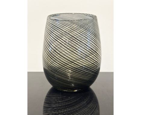 Scarpa, Carlo (1906 Venedig - Sendia 1978) Vase "Mezza filigrana". Farbloses Glas mit dunkelbraunen Fadeneinschmelzungen. Her