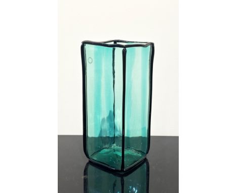 Bianconi, Fulvio (1915 Padua - Mailand 1996) Vase "Epipedos". Grünliches Glas in Rechteckform mit eingeschmolzenen Bändern in