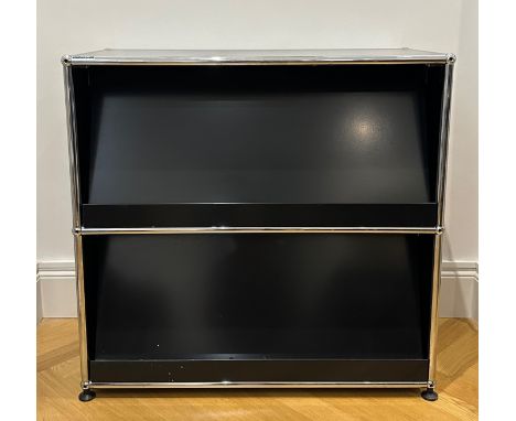 Sideboard, USM Haller. Verchromtes Stahlrohr, schwarz lackiertes Metall. Front mit Klappen. Auf schwarzen Kunststoffgleitern.