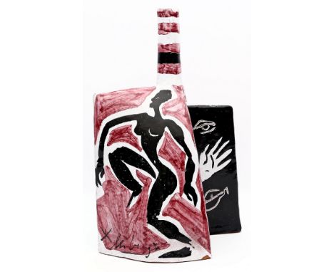 Leiberg, Helge (geb. 1954 in Dresden) Unikat-Solifleurvase. Schwarz, weiß und rot bemalte Keramik. Facettierte Wandung mit fü