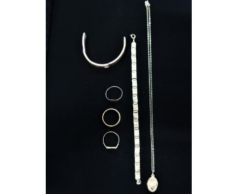 9ct gold locket stamped 375, 9ct gold bangle (AF) stamped 9.375, hallmarked gold wedding band (rubbed marks), another hallmar