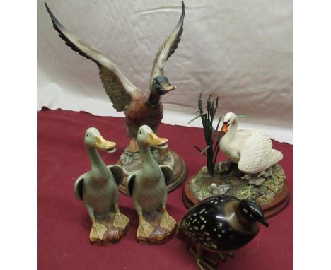 Border Fine arts model "First One in" B0189 group of swan and cygnets H21.5cm a pair of late 20th C Chinese ducks, a Leonardo