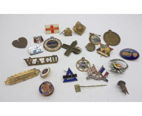 An enamel NUR fob, a L'entente Cordiale badge, an FA badge and other badges, etc.