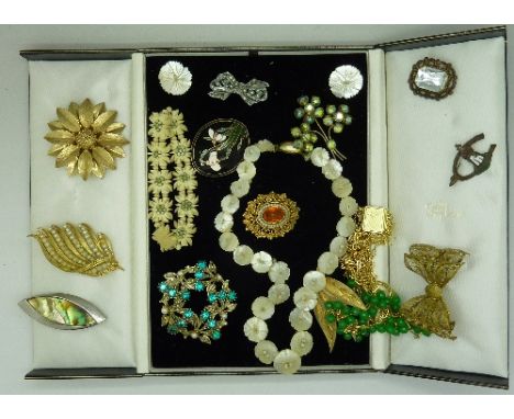 Vintage jewellery including mother of pearl necklace/earrings and a Sara Coventry brooch
