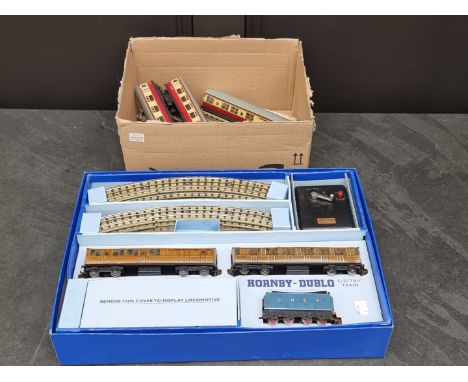 Hornby Dublo:&nbsp;a vintage boxed electric train set, EDP1, 'Sir Nigel Gresley'; together with four similar carriages and a 