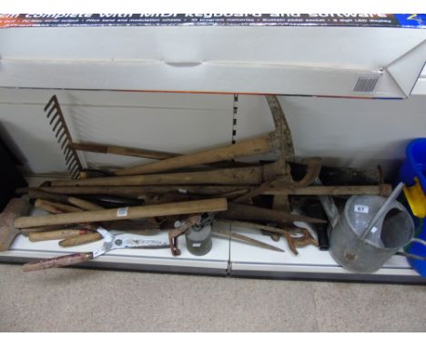 COLLECTION OF MAINLY GARDEN TOOLS