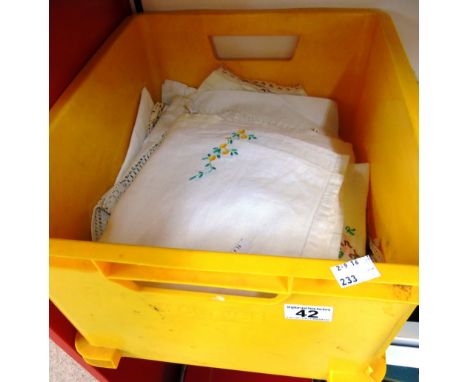 COLLECTION OF VINTAGE LINEN