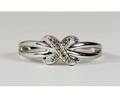 A lovely silver bow diamond set ring (Q).