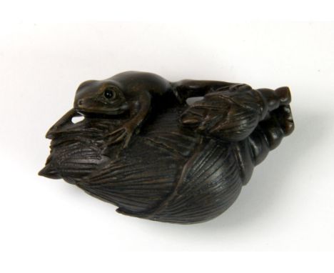 A signed fruitwood netsuke of a frog, L. 5cm.