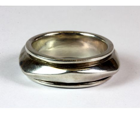 A 925 double silver ring (R).