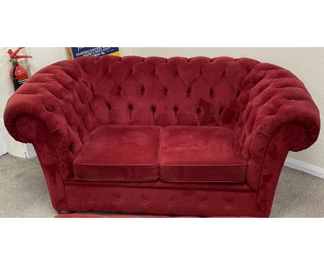 Red velvet 2 seater Chesterfield sofa (L 165cm)&nbsp;