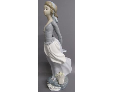 Lladro 'Sea Breeze'&nbsp; 4922 wind blown girl - approx. 36cm x 16cm x 9cm