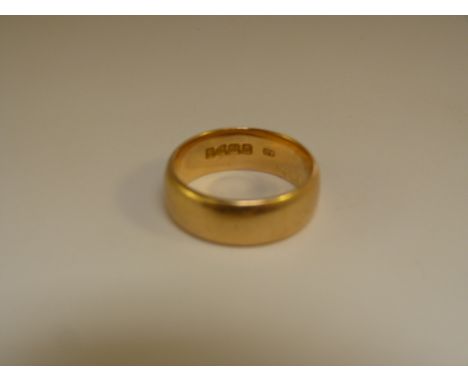 18ct Gold Wedding band approx 7.16mm wide UK - R total weight 9.5g