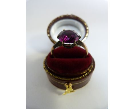 9ct Gold ring with good Garnet