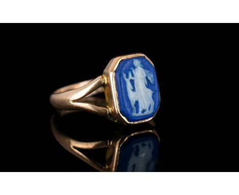 9ct Gold Wedgwood Jasperware Cameo Ring Fully hallmarked to shank, ring size Q-R. Please see accompanying image