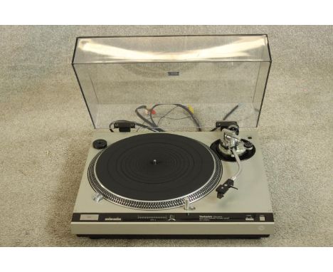 Technics SL-1700 Direct Drive Automatic turntable vinyl record player. H.14 x W.37 x L.45cm. 