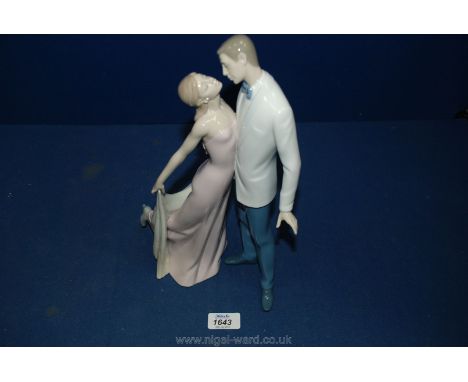 A Lladro figurine of a courting Couple