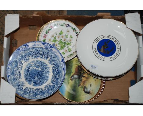 A quantity of display Plates including a Spode 'The Wildlife Series' otter plate, Royal Doulton 'The Pheasant', Royal Worcest