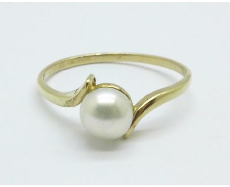 A 9ct gold and cultured pearl ring, 1.2g, N 