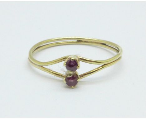 A 9ct gold and amethyst set ring, 0.7g, L 