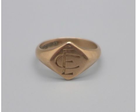 A 9ct rose gold ring, with engraved initials, 4.2g, O 