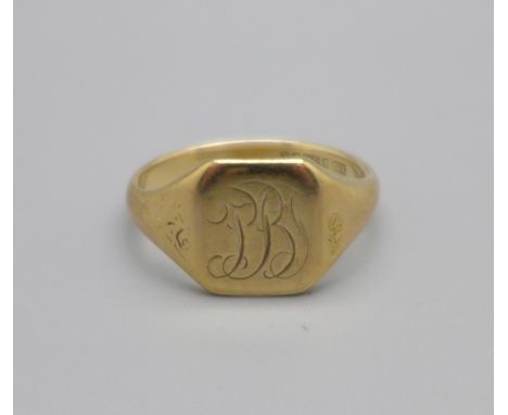 A 9ct gold signet ring, engraved with initials, 4.6g, S 