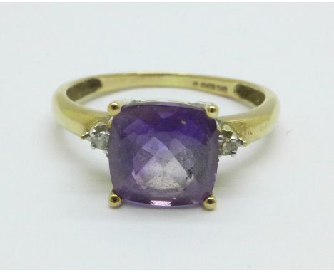 A 9ct gold, amethyst ring set with diamond shoulders, 2.1g, P 