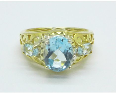 A silver gilt, sky blue topaz trilogy ring, 4.2g, Q 