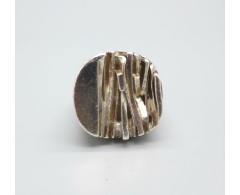 A Peter Guy Watson Brutalist silver ring, London 1971, 21.6g, M 