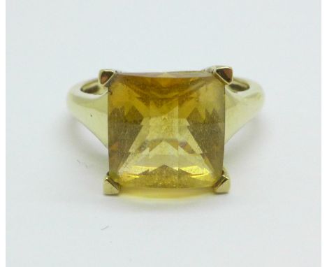 A 9ct gold chequerboard cut citrine ring, 3.7g, O 