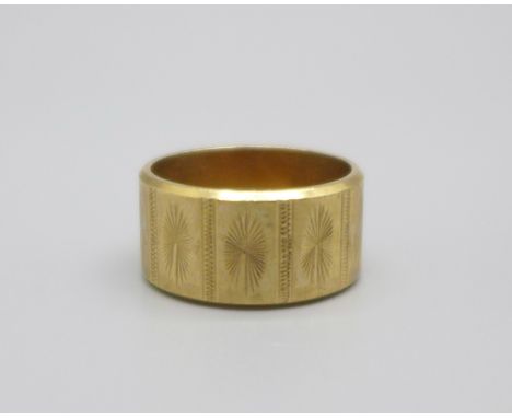 A 9ct gold engraved band ring, 5.7g, K 