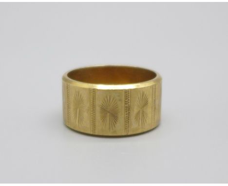 A 9ct gold engraved band ring, 5.7g, K 