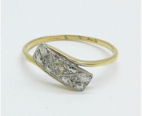 An Art Deco 9ct gold, three stone diamond ring, 1.4g, R 