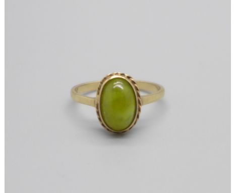 A 9ct gold and green stone ring, 2.0g, N 