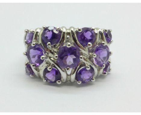 A 9ct white gold and amethyst ring, 4.4g, P 