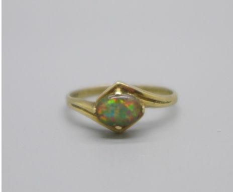 A 9ct gold ring set with triplet opal, 1.6g, Q 