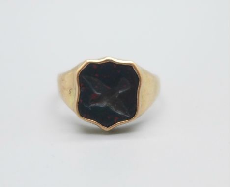 A yellow metal signet ring, set with a bloodstone intaglio, 3.5g, O 